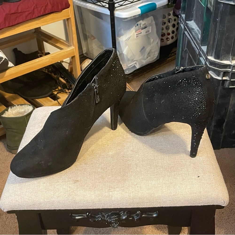 Black jones New York signature high heels